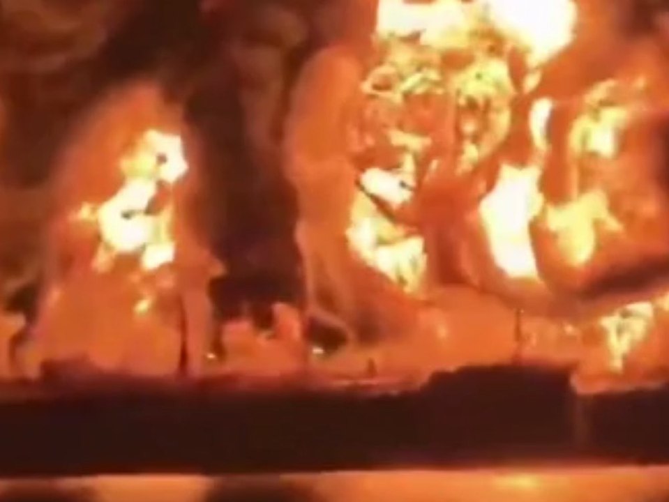 Schiff steht in Flammen: Öltanker im Persischen Golf angegriffen