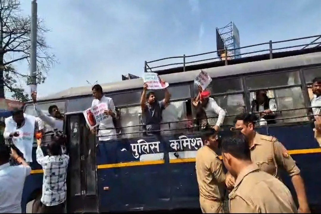 हजरतगंज चौराहे पर सपा का जोरदार प्रदर्शन, गैस सिलेंडर लेकर महंगाई के खिलाफ नारेबाजी