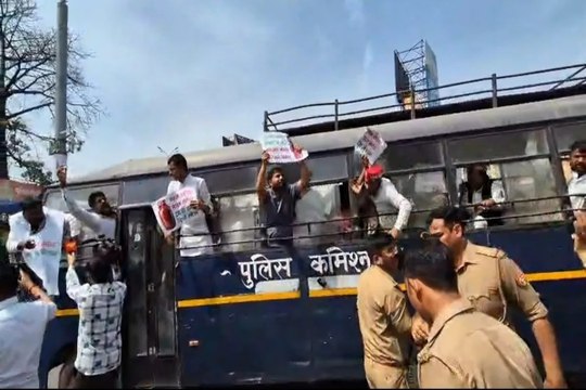 हजरतगंज चौराहे पर सपा का जोरदार प्रदर्शन, गैस सिलेंडर लेकर महंगाई के खिलाफ नारेबाजी