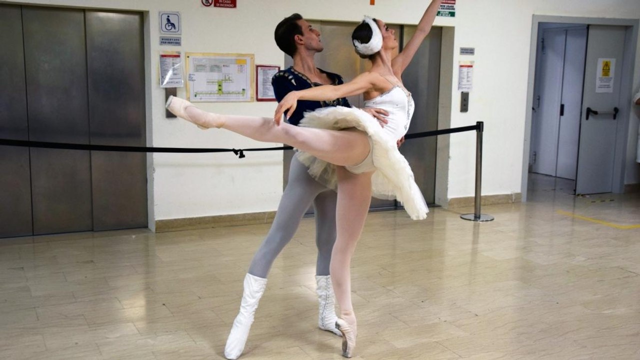 Il balletto «Il Lago dei cigni» dentro l'ospedale di Siena (per pazienti e sanitari): il video del progetto danza in corsia