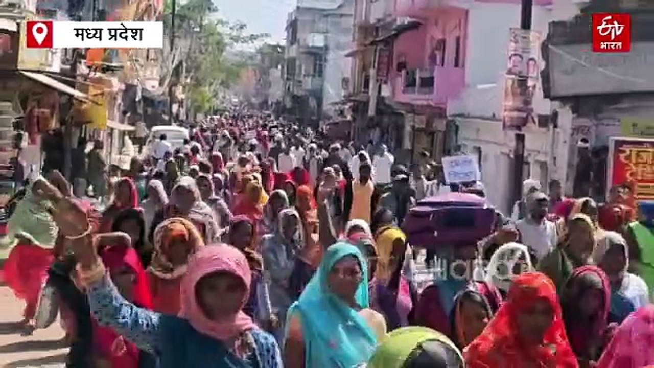 पन्ना में विस्थापितों ने कलेक्ट्रेट का किया घेराव, बिस्तर डाल परिसर में जमाया डेरा