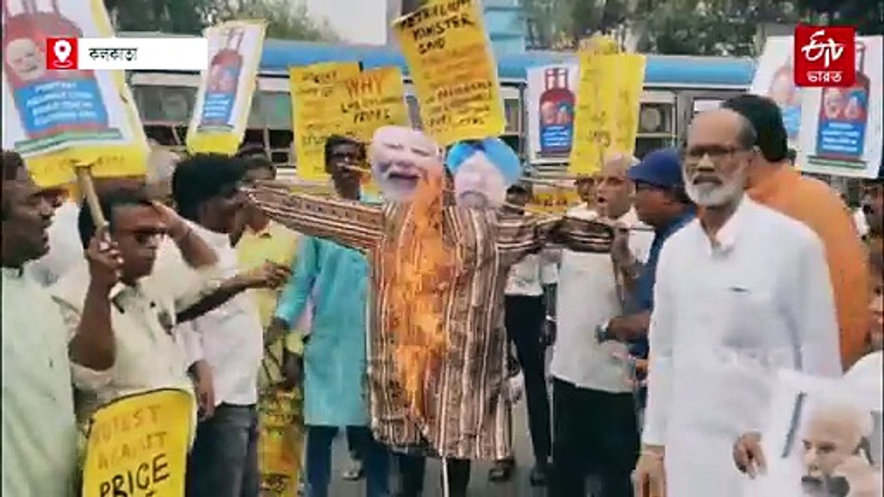 রান্নাঘরে নিভলে রাস্তায় আগুন জ্বলবে ! গ্যাসের দাম বৃদ্ধির প্রতিবাদে শহরে বিক্ষোভ কংগ্রেসের