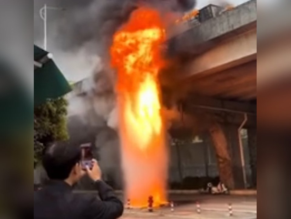 Brennendes Öl fließt wie ein Wasserfall von Brücke