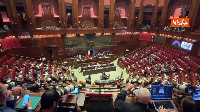 Crosetto arriva alla Camera per discussione su crisi Iran, poi parla con Meloni tra banchi Governo