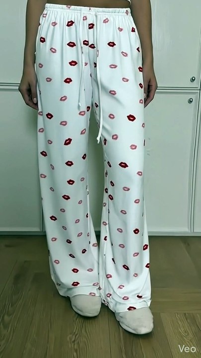 Descubre los Pantalones Anchos Estampado de Labios  - hipomarket.shop