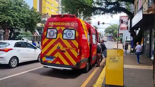 Mulher quebra o braço após queda em escada de restaurante no Centro de Cascavel