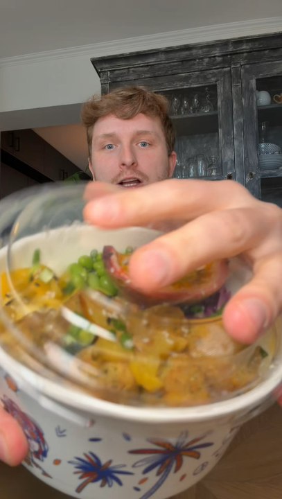 POKAWA X KOH-LANTA 😱✨ un bawl avec de la mangue, des falafel ou encore du choux rouge et du riz 😍✨ je me suis régalé ! Je crois qu’il existe aussi au saumon cru ou au poulet 💪✨ tu as goûté ?