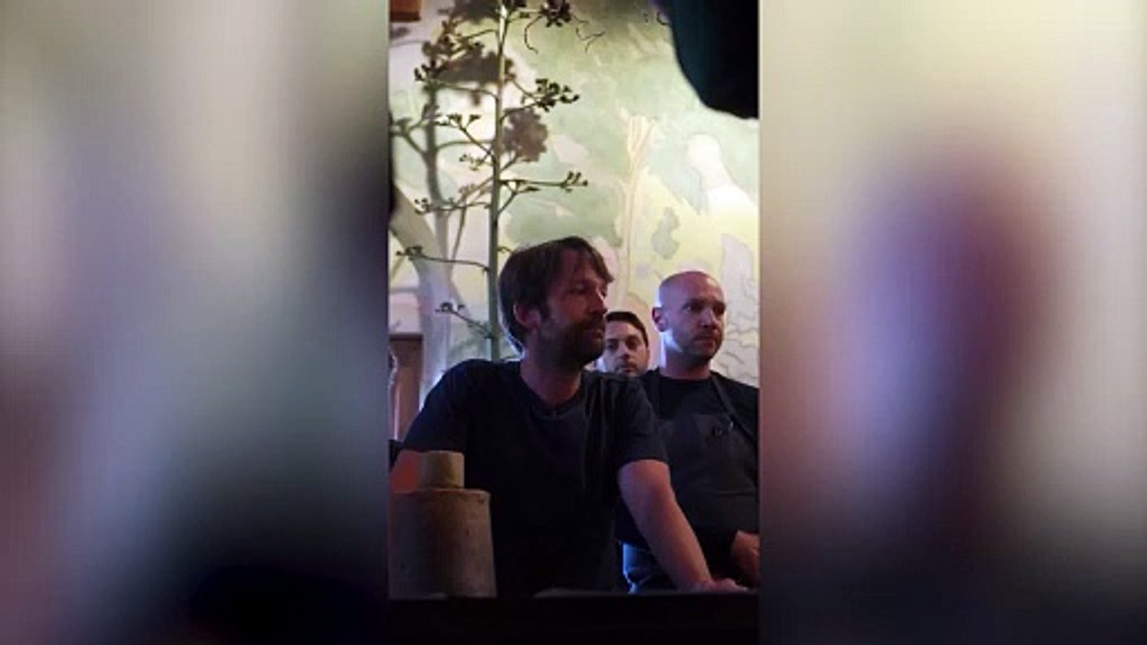 René Redzep ha publicado este vídeo en sus redes sociales explicando a su equipo que se apartaba a un lado, tras los presuntos escándalos de violencia.