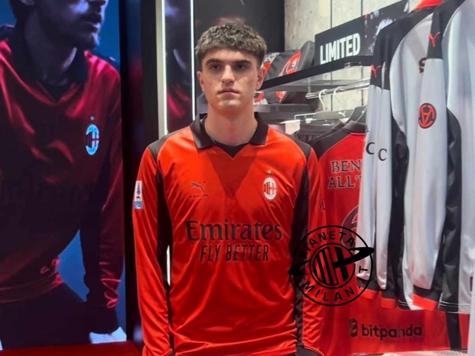Milan, ecco Bartesaghi al Flagship Store: foto e autografi con i tanti tifosi presenti | Pm