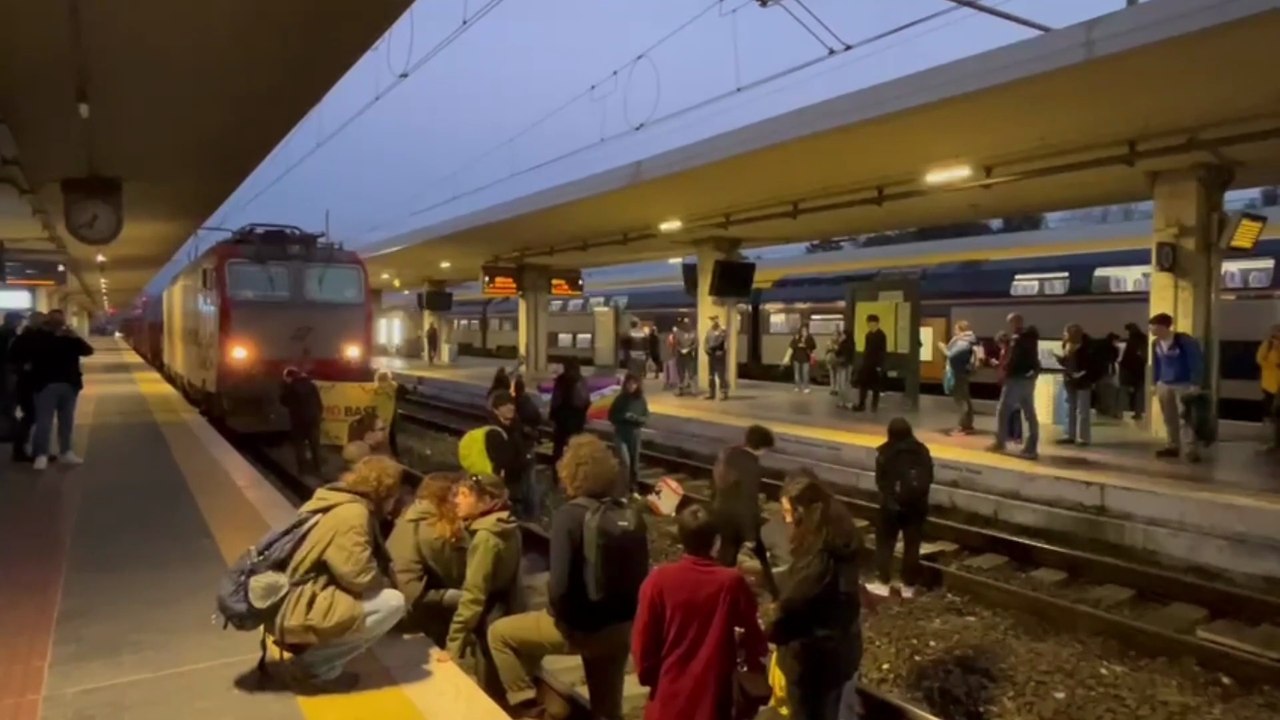 Pisa, bloccato alla stazione un treno che trasporta mezzi militari