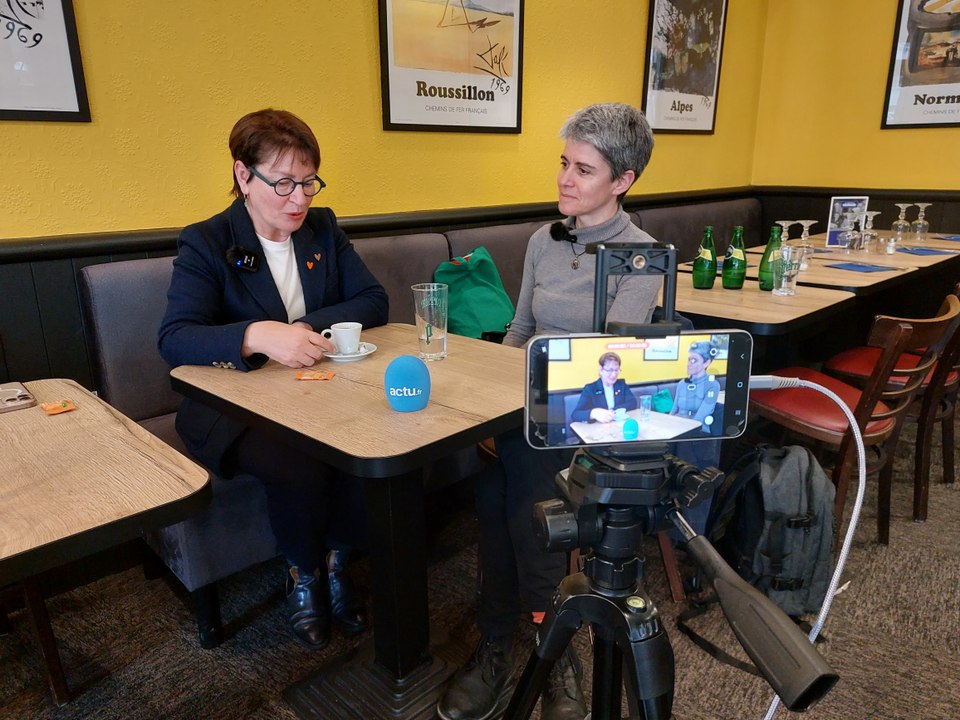 Municipales 2026 : Marietta Karamanli, candidate de l'union de la gauche, boit son café avant le TGV