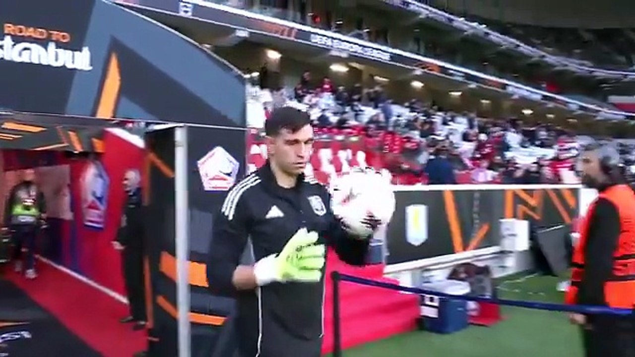 Hinchas de Lille silbaron a Dibu Martínez