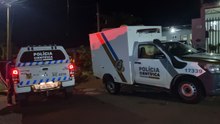 Corpo de Sebastião Leandro da Silva é levado ao necrotério da Polícia Científica
