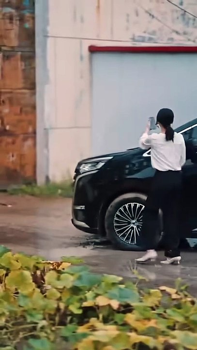 When she was bullied by everyone, he did not hesitate to stand up and protect her, and in front of her, he did not let her take an inch, supported her and protected her shortcomings, held her in the palm of his hand, and became her most indestructible bac