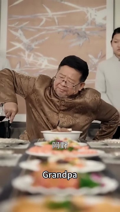 At the engagement banquet, she was abandoned by her fiancé and became the laughing stock of the wealthy, but she was not angry but laughed, and turned back to the wealthy family directly, becoming her eldest lady, when she returned in a gorgeous dress and