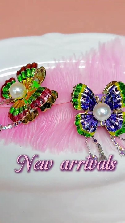 Delicate Fancy Gold Alloy Butterflies with Shiny Rhinestones Chains White Pearls Clay Beads