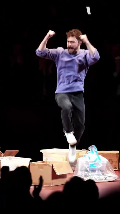 Standing ovation pour Daniel Radcliffe ! L’acteur a salué l’équipe du show ainsi que le public lors de la première de Every Brilliant Thing au Hudson Theatre à New York. Dans ce seul-en-scène aussi drôle que touchant, le comédien revient sur les petits