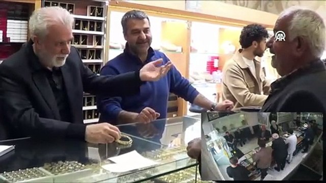 Altınları bozup parasını dolandırıcılara gönderecekti! Kuyumcu ikna edemeyince polisi çağırdı: O anlar kamerada