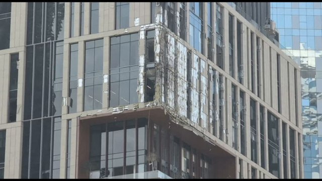 I palazzi a Dubai colpiti dai detriti dopo un attacco intercettato