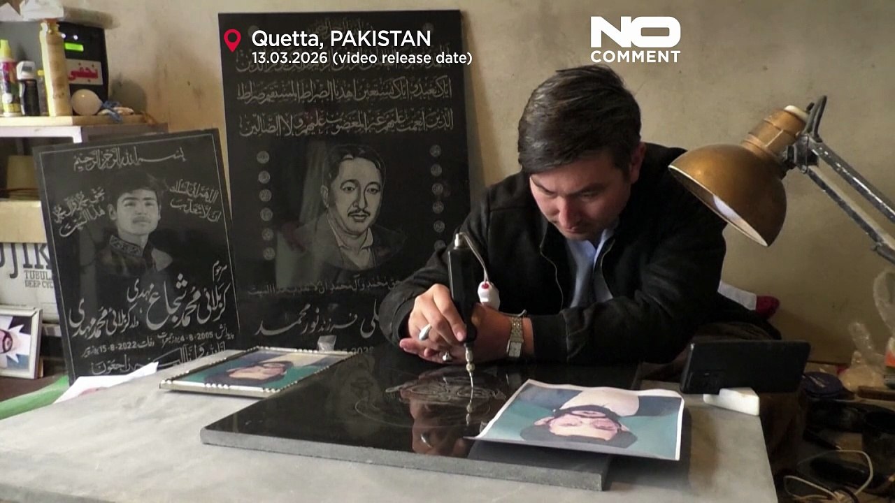 Gravierte Porträts auf Grabsteinen halten Erinnerungen in Pakistan lebendig