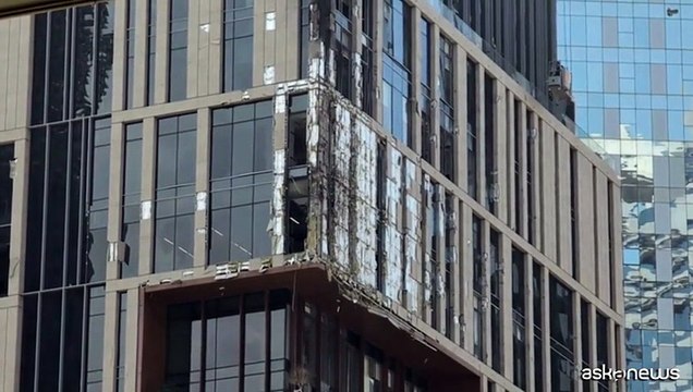 I palazzi a Dubai colpiti dai detriti dopo un attacco intercettato