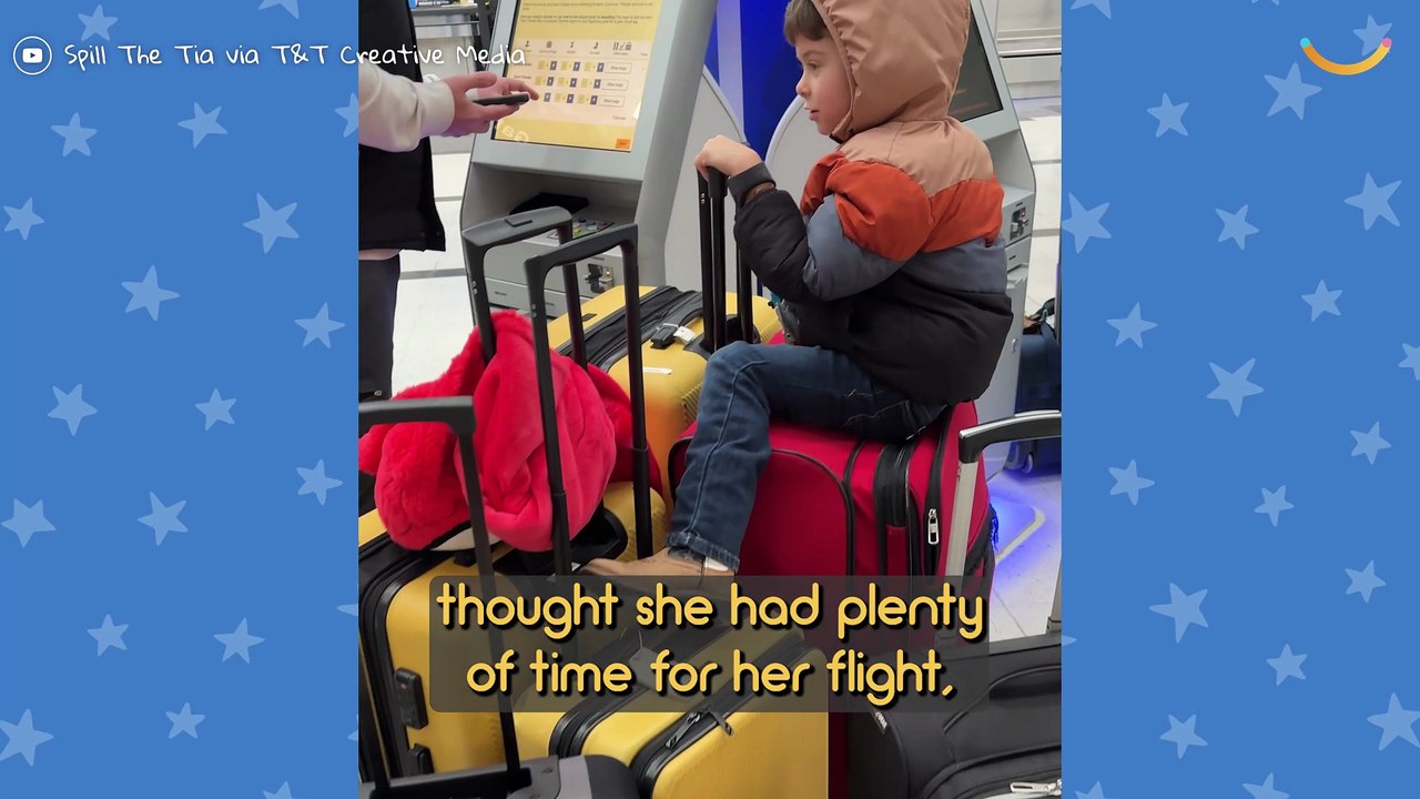 Kindhearted Soldier Carries Girl Through Airport So Mom Can Make Flight | Happily TV