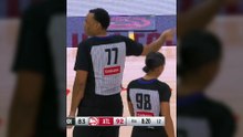Sha'Rae Mitchell, árbitra de la NBA, se hizo daño al chocar con un cámara.