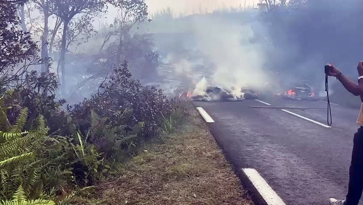 La lave coupe la RN2