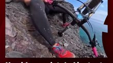 Un video registró el instante en que una ciclista resbaló y estuvo a punto de caer a un barranco en España.