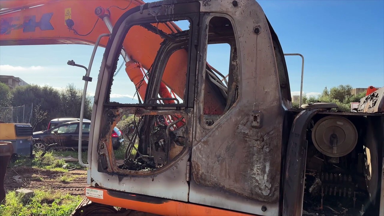 Attentato incendiario a Olbia bruciate tre auto