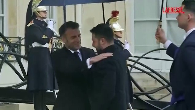 Francia, Macron riceve Zelensky a Parigi: l'abbraccio e la stretta di mano