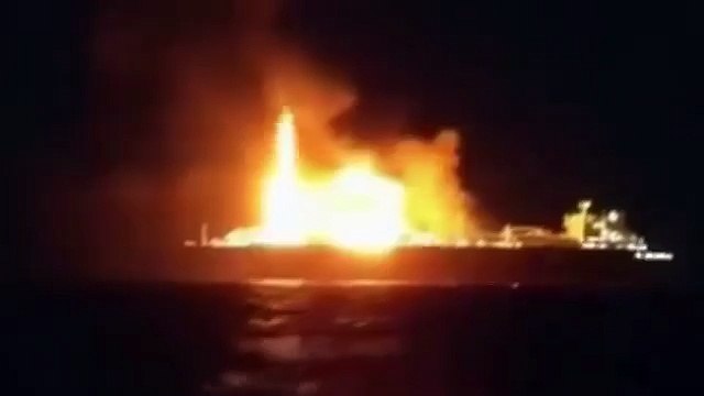 Petroliera russa in fiamme alla deriva nel Mediterraneo