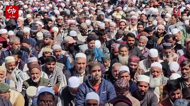سرینگر میں ڈاکٹر فاروق عبداللہ سمیت ایک لاکھ سے زائد عقیدت مندوں کی حضرت بل درگاہ میں جمعۃ الوداع کی نماز ادا