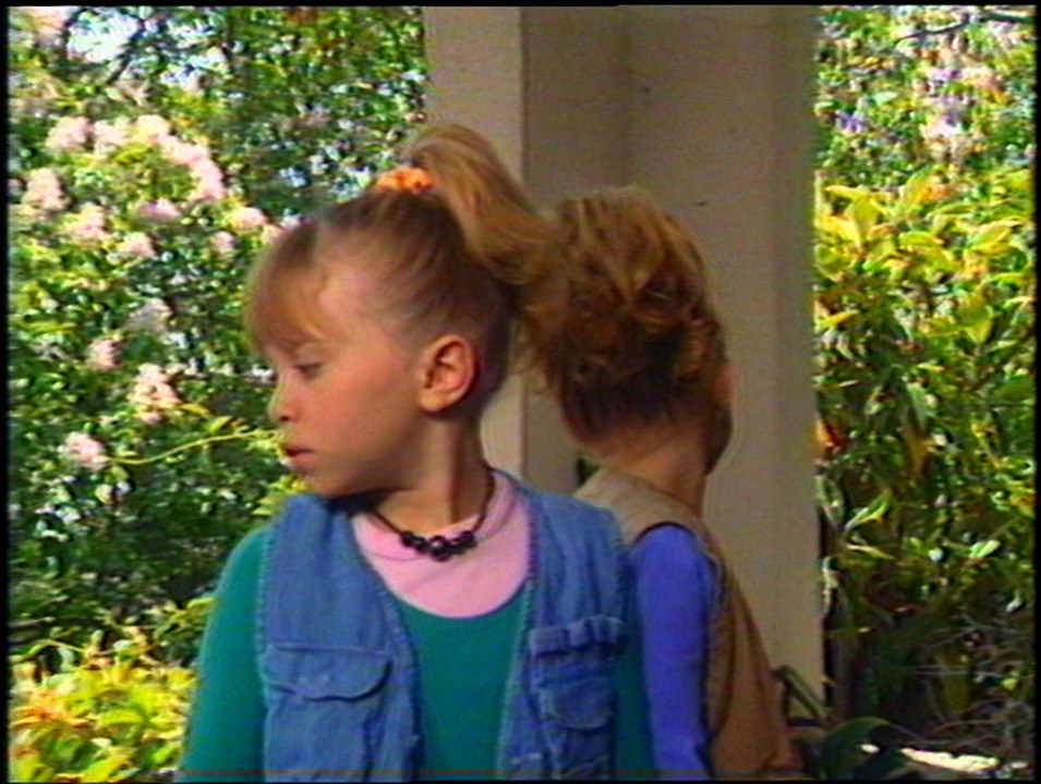The Adventures of Mary Kate & Ashley - The Case of Thorn Mansion [VHS]