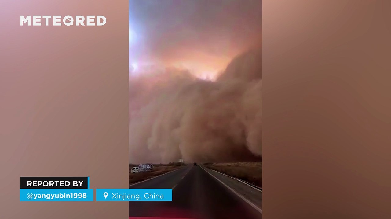 A gigantic sandstorm sweeps across the desert of Xinjiang, China