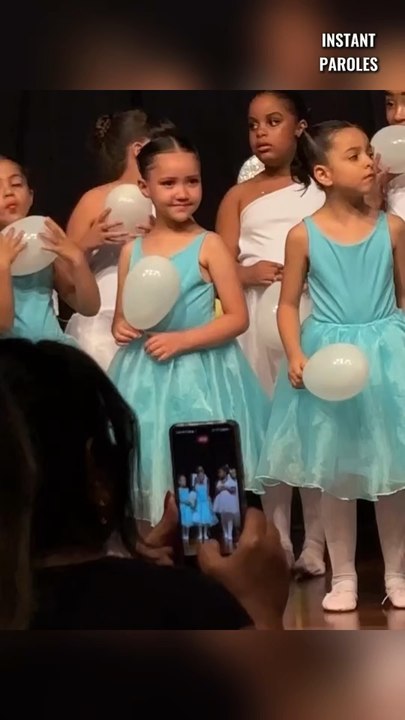 La joie de cette jeune fille en voyant sa maman dans le public lors de son spectacle