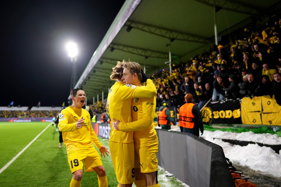 Follia da Champions, un tifoso del Bodo si fa tagliare i capelli allo stadio per festeggiare la vittoria