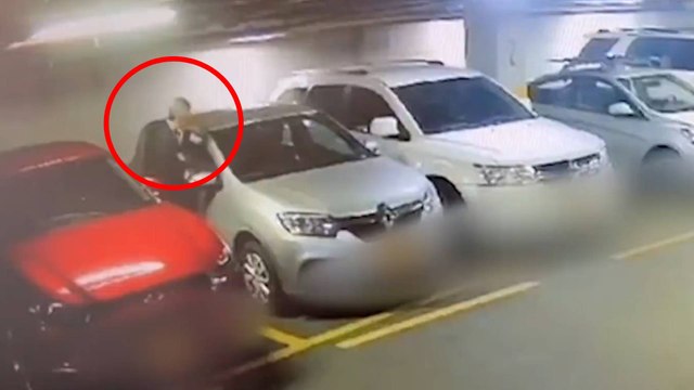 VIDEO | Abuelo de 70 años se dedicaba a robar autopartes en parqueaderos de centros comerciales