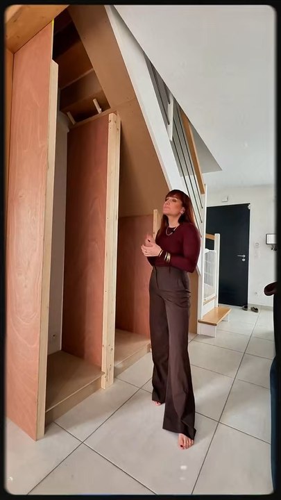 Alors je me suis lancée dans la création d’un vrai meuble de rangement sur mesure ; pratique, esthétique et enfin cohérent avec le reste du salon.#DIYmaison #amenagementinterieur #rangement #sousescalier #homeproject