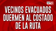 Vecinos evacuados duermen al costado de la ruta