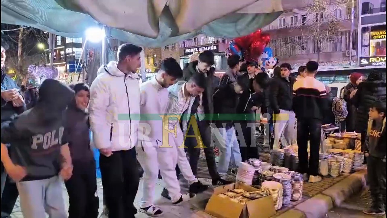 Şanlıurfa’da Bayram Öncesi Hem Alışveriş Yaptılar Hem Halay Çektiler