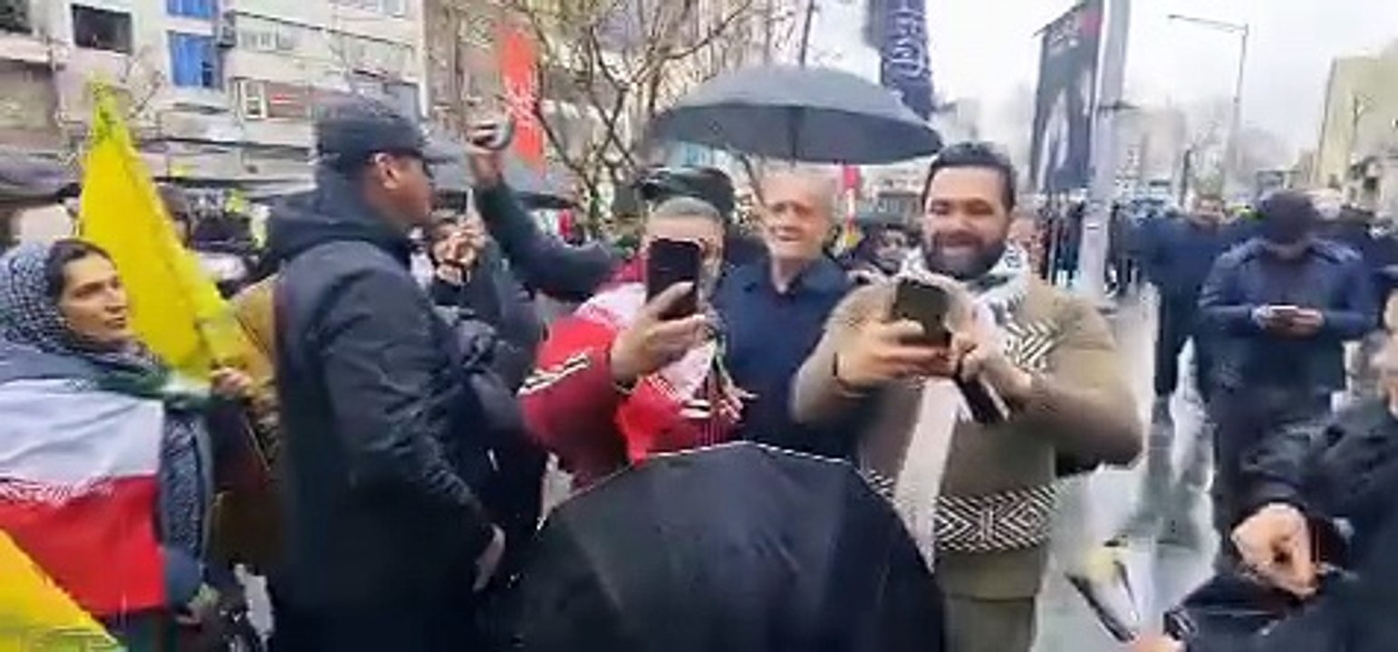 Irans president hilser på folk i gatene – møtes av varme reaksjoner