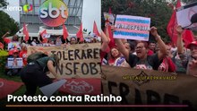 Manifestantes protestam em frente ao SBT após falas transfóbicas de Ratinho contra Erika Hilton