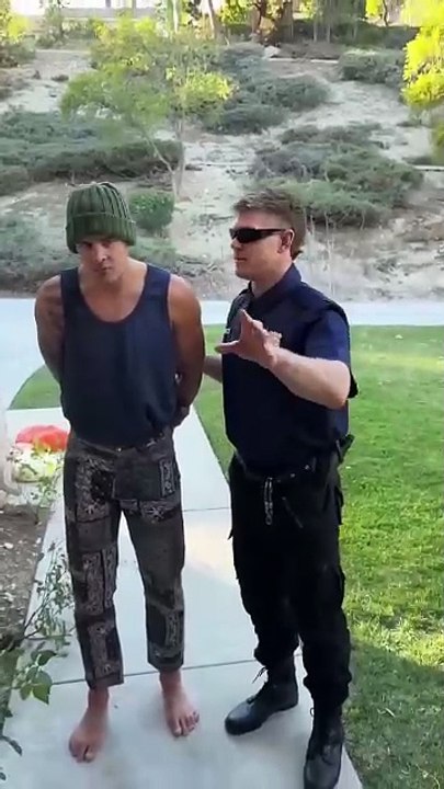 The police officer participated in this unusual proposal!🤣😱👀💖 Share this moment!
