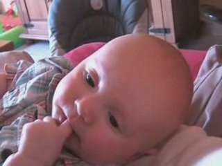 Jules mange son doigt