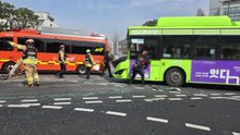 연세대 정문 앞에서 버스 2대 충돌...5명 경상 / YTN