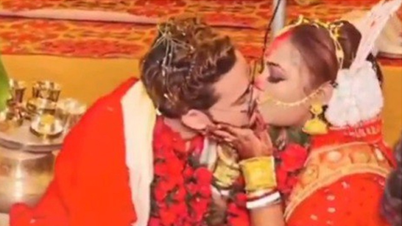 Bengali Hindu Couple ने Wedding में किया Lip Lock, Mandap में Kiss करने पर Public Reaction Viral