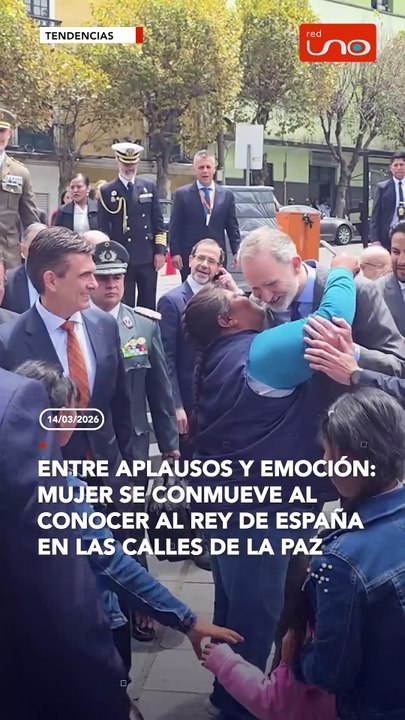 Entre aplausos y emoción:mujer se conmueve al conocer al Rey de España en las calles de la paz