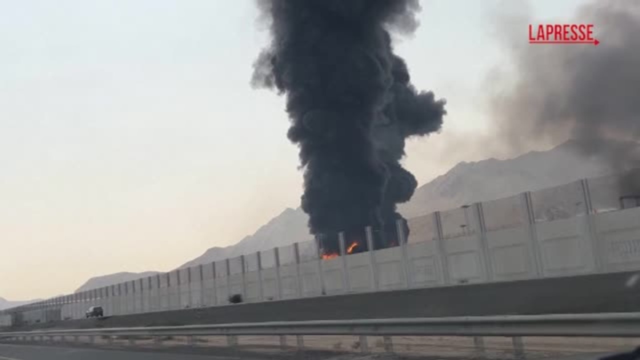 Drone abbattuto causa incendio al porto di Fujairah, negli Emirati Arabi Uniti