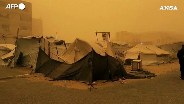 Una tempesta di sabbia si abbatte su Gaza, l'ennesimo dramma per gli sfollati palestinesi